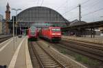 152 038 und ein (wahrscheinlich) Autozug durchfahren Bremen.