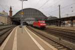 152 054 und eine lange Reihe Kesselwagen fahren  am 04.08.15 durch Bremen.