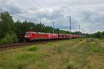 Entweder aus dem lausitzer Braunkohlerevier oder aus dem polnischen Oberschlesien kommt dieser Ganzzug aus Selbstentladewagen, der von den Lokomotiven 152 080 und 152 024 ber den Berliner Auenring