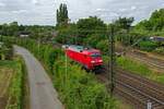 152 026 hatte am 02.08.22 einen gemischten Gterzug am Haken, mit dem unter anderem Metallschrott transportiert wurde.