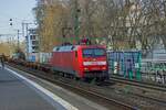 Mit einem weitgehend aus leeren Containertragwagen bestehenden Zug fhrt 152 036 am 05.04.23 durch Kln-Sd.