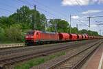 Einige der Selbstentladewagen, die 152 025 am 17.05.23 zieht, machen farblich einen deutlich besseren Eindruck als die recht verdreckte Lokomotive. In Niederndodeleben muss der Zug einen InterCity passieren lassen.