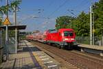 Seit einiger Zeit finden sich in den Doppelstock-Garnituren auf der Linie RE1 zunehmend Wagen, die nicht zum eigentlichen Fahrzeugpark dieser Linie gehren. In diesem Zug, der am 10.09.2021 von 182 009 geschoben in Erkner hlt, fallen die zwei letzten Wagen nicht nur farblich aus dem Rahmen. Mit einer zugelassenen Hchstgeschwindigkeit von 140 km/h bremsen sie den eigentlich mit 160 km/h betriebenen Zug ein wenig aus.