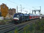 ES 64 U2-005 (MRCE) ist an die DB vermietet und fhrt am 22.10.13 eine Regionalbahn.