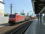 Ein seltenes Bild: eine von hunderten 185ern mir einem Gterzug, fotografiert vom Bahnsteig eines Bahnhofes.