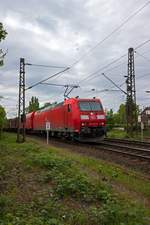 Aus Richtung Duisburg kommend erreicht ein Gterzug mit 185 169 an der Spitze Oberhausen-Osterfeld.