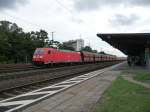 185 371 durchfhrt mit einem langen Kohle- oder Erzzug den Bahnhof Kln-West.