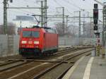 185 368 am 24.3.2015 auf dem bahnsteiglosen nördlichsten Durchfahrgleis in Erfurt Hbf.