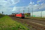 Am 14.04.2022 zieht 185 292 einen Ganzzug Selbstentladewagen in Hilden in Richtung Sden.