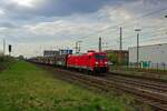 Mit einem aus Schiebewandwagen gebildeten Ganzzug durchfhrt 185 232 am 14.04.2022 den Bahnhof Hilden in Richtung Opladen und Kln.