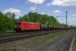 185 209 rollt mit einer langen Schlange Kesselwagen in den Bahnhof Niederndodeleben.