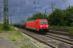 Aus dem Hammer Gterbahnhof kommend fhrt 185 318 hier mit einem Ganzzug aus Kesselwagen in Richtung Osten.