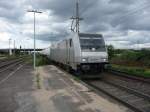 185 692 (91 80 6185 692-1 D-Rpool) von Railpool; im Einsatz bei der Rurtalbahn fhrt in Hrth ein.