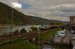 185 689 von Railpool, die an HSL vermietet ist, durchfährt mit einem Kesselwagenganzzug auf dem Weg nach Norden Oberwesel.