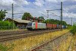 Mit einem Continerzug fuhr 185 699 am 21.07.2022 durch Niederndodeleben in Richtung Westen.