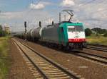 Mit einem Kesselwagenzug furchfuhr 186 128 der ITL am 27.06.14 den Bahnhof Schönefeld.