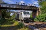 186 437 fhrt mit einem Containerzug auf der Hamm-Osterfelder-Bahn in Richtung Osten.