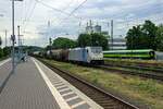 Ein gemischter Gterzug mit 186 427 an der Spitze fhrt am 08.07.2021 durch Kln-West in Richtung Sden.