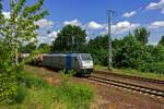 Am 13.06.22 rollt 186 536 mit einem Gterzug durch das Gelnde des weitgehend zugewachsenen ehemaligen Rangierbahnhofs Berlin-Wuhlheide.