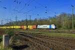 Gerade als ich mich auf den Rckweg zur Stadtbahnhaltestelle machte, senkten sich die Schranken des Bahnbergangs Porzer Ringstrae noch einmal und die von Railpool an LINEAS vermietete 186 455 kam