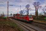 Am sdlichen Ende des Bahnhofes Lintorf hat dieser von 189 082 und 189 046 befrderte Erzzug soeben die Ausfahrsignale in Richtung Dsseldorf passiert.