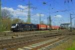 Die von MRCE zurck an DB Cargo verkaufte 189 098 verlsst am 05.04.23 mit einem Gterzug die nrdliche Ausfahrgruppe des Rbf Gremberg.