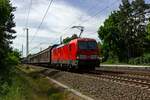 Mit einer langen Wand aus Schiebewandwagen fhrt 193 369 am 31.05.23 bei Friedrichshagen gen Osten.