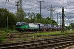 Mit einem langen Zug, der mit LKW-Aufliegern beladen ist, fhrt 193 244 von ell am Rangierbahnhof Gremberg vorbei in Richtung Kln Sdbrcke.