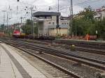 In Mainz wurde am 26.08.14 gebaut: V100.05 (202 726) der HGB schiebt eine Reihe Flachwagen auf ein Abstellgleis.