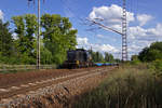 Mit einem Ganzzug augenscheinlich fabrikneuer Flachwagen durchfhrt LOCON 218 (203 124) Berlin-Wuhlheide.