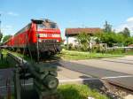 218 422 und eine weitere 218er erreichen am 08.07.2012 den Schrankenposten am Bodenseedamm in Lindau