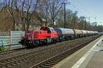 Mit einigen Kesselwagen am Haken durchfhrt 261 101 am 05.04.23 Kln-Sd.