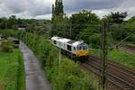 Der Zug, den 266 451 am 28.07.23 durch Oberhausen befrdert, transportiert Stahlbrammen, ein Produkt der Stahlindustrie, das im Ruhrgebiet weit verbreitet ist.