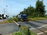 Die RBH-Lok 807 (98 80 0275 807-2 D-RBH) passierte am 16.7.13 den Bahnbergang in Bottrop Sd.