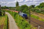 Lok 801 der RBH (98 80 0275 801) fhrt am 02.08.2022 mit einem beladenen Kohlezug in den Gterbahnhof Oberhausen-Osterfeld ein.