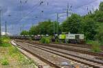 Die Captrain-Lokomotive 404 (98 80 0275 905) befrdert am 26.07.23 einen Gterzug mit Stahlcoils in den Hammer Hafen.