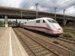 401 063 verlässt am 11.08.14 den Bahnhof Hamburg-Harburg auf der Fahrt in Richtung München.