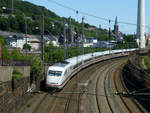 ICE 1 auf der Fahrt Richtung Köln in Wuppertal, am rechten Bildrand der abgeschnittene Schornstein des ehemaligen Heizkraftwerks Elberfeld.