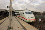 808 001, der Steuerwagen der auf den Namen Rheinsberg getauften 402-Einheit, verlässt am 28.12.