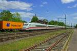 Wegen Sanierungsarbeiten an der Schnellfahrstrecke zwischen Berlin und Wolfsburg wurden im Mai 2023 die Fernverkehrszge auf dieser Strecke ber Brandenburg, Magdeburg und Braunschweig umgeleitet. 402 043 und 402 031 haben auf dem Weg in Richtung Ruhrgebiet vor wenigen Minuten Magdeburg verlassen.