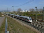 ICE Richtung Erfurt bei Linderbach, im Hintergrund das GVZ Erfurt.