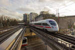 Kurz nach einem winterlichen Regenschauer verlässt 411 066 ( Bingen am Rhein ) den Bahnhof Hamburg-Dammtor, während links ein RE Richtung Kiel herannaht.