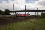 420 464 strebt als S12 nach Kln-Ehrenfeld am 13.06.17 seinem nchsten Halt in Porz entgegen.