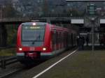 422 056 der DB Regio NRW legt am 21.11.2009 als S9 einen Halt in Wuppertal-Sonnborn ein.