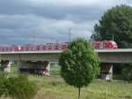 Eine Doppeltraktion 422er berquert am 23.08.2010 die Hammer Rheinbrcke.