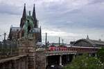 Vor der Kulisse des Klner Doms verlassen zwei Triebzge der Baureihe 422 am 08.07.2021 den Klner Hauptbahnhof und werden in wenigen Augenblicken die Hohenzollernbrcke befahren.