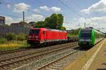 Whrend der strungsbedingt bereits in Hilden wendende S-Bahn-Triebwagen 422 026 auf die Rckfahrt in Richtung Dortmund wartet, rollt 185 365 am 30.07.2022 mit einem Gterzug nordwrts in Richtung Dsseldorf.