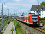 Zwei 423er der S-Bahn Köln fahren am 7.6.2019 ihrem Ziel, D-Flughafen Terminal S, entgegen. Sie haben gerade in Derendorf gehalten und passieren nun den gesperrten Bahnsteigzugang auf der Nordseite der Haltestelle.