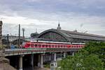 Eine Doppeleinheit 423 mit dem Triebzug 423 297 am Zugschluss rollt an den Bahnsteig am S-Bahn-Gleis 11 in Kln, das erst nachtrglich anlsslich des Baus der S-Bahn-Strecke neu errichtet wurde.