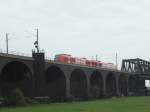 Ein Triebwagen der Baureihe 425 am 25.04.2013 auf der Rheinhausener Rheinbrcke.